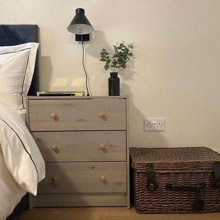 Smart 4K Tvs In All Bedrooms Double Vanity Sink Belfast Exterior foto