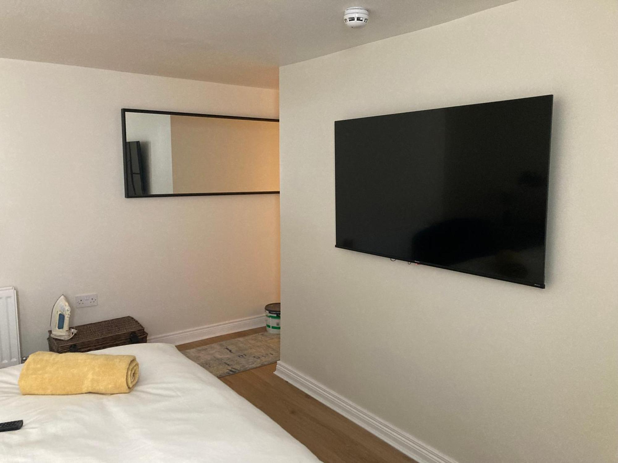 Smart 4K Tvs In All Bedrooms Double Vanity Sink Belfast Exterior foto