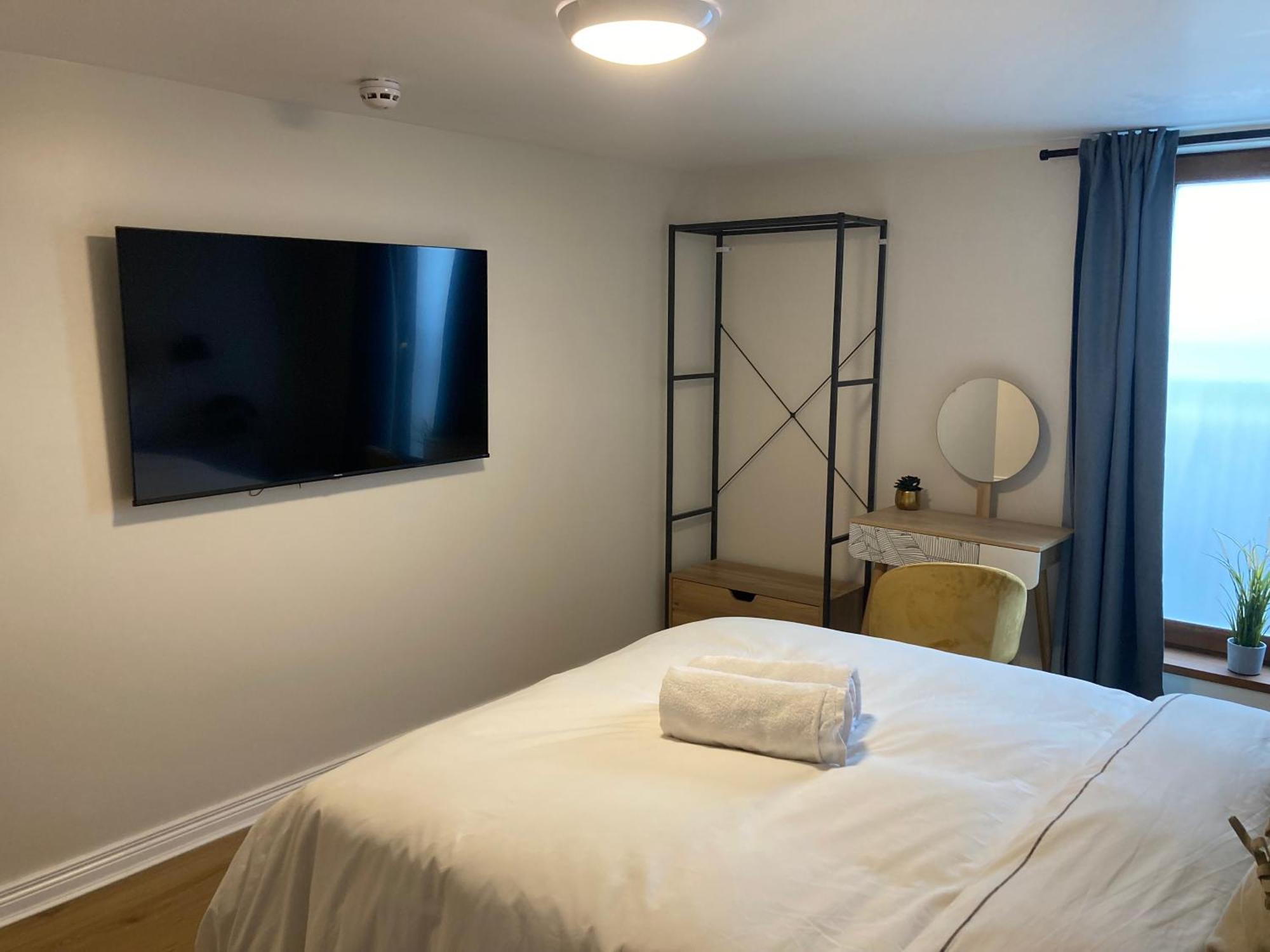 Smart 4K Tvs In All Bedrooms Double Vanity Sink Belfast Exterior foto