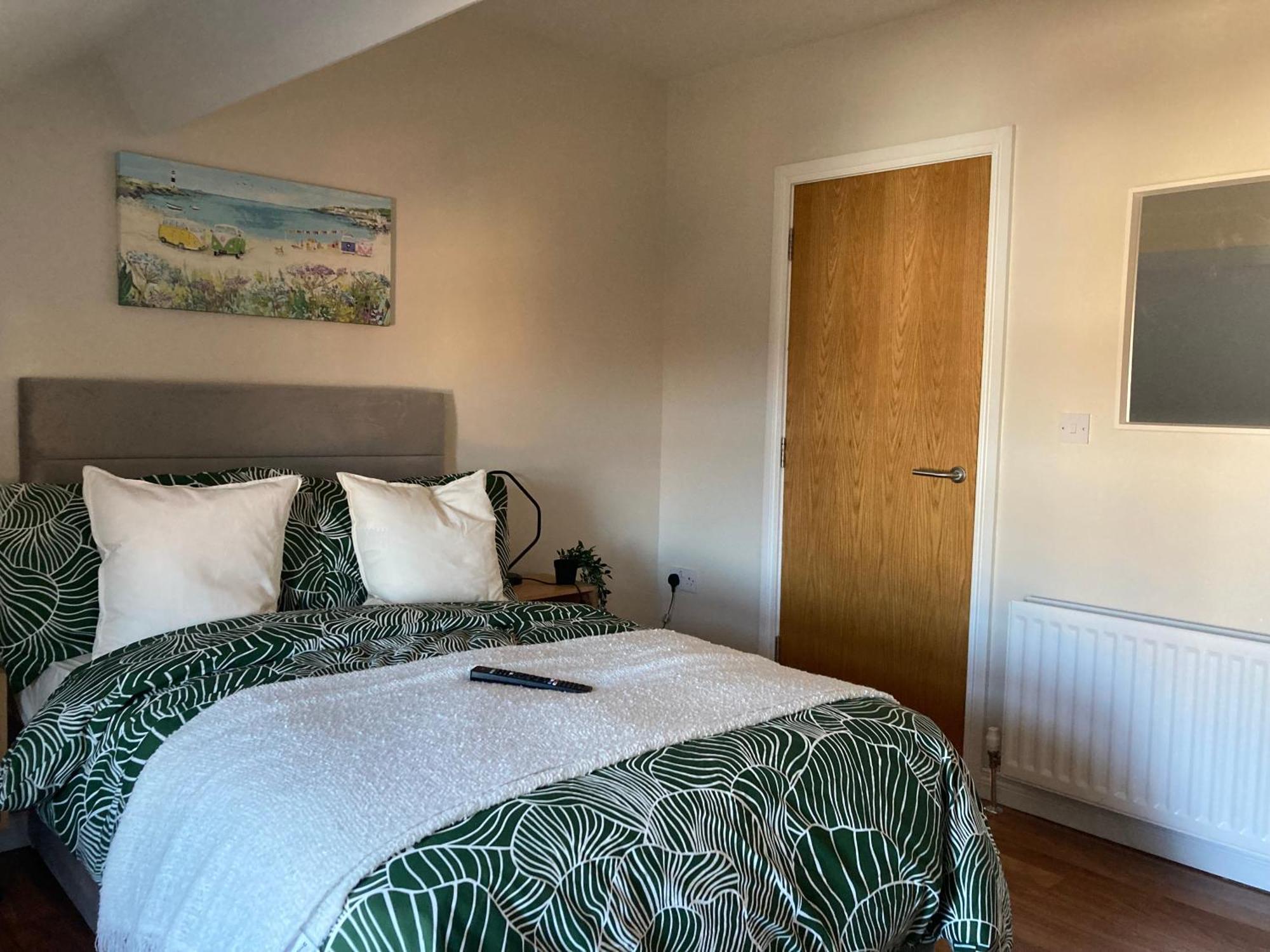 Smart 4K Tvs In All Bedrooms Double Vanity Sink Belfast Exterior foto