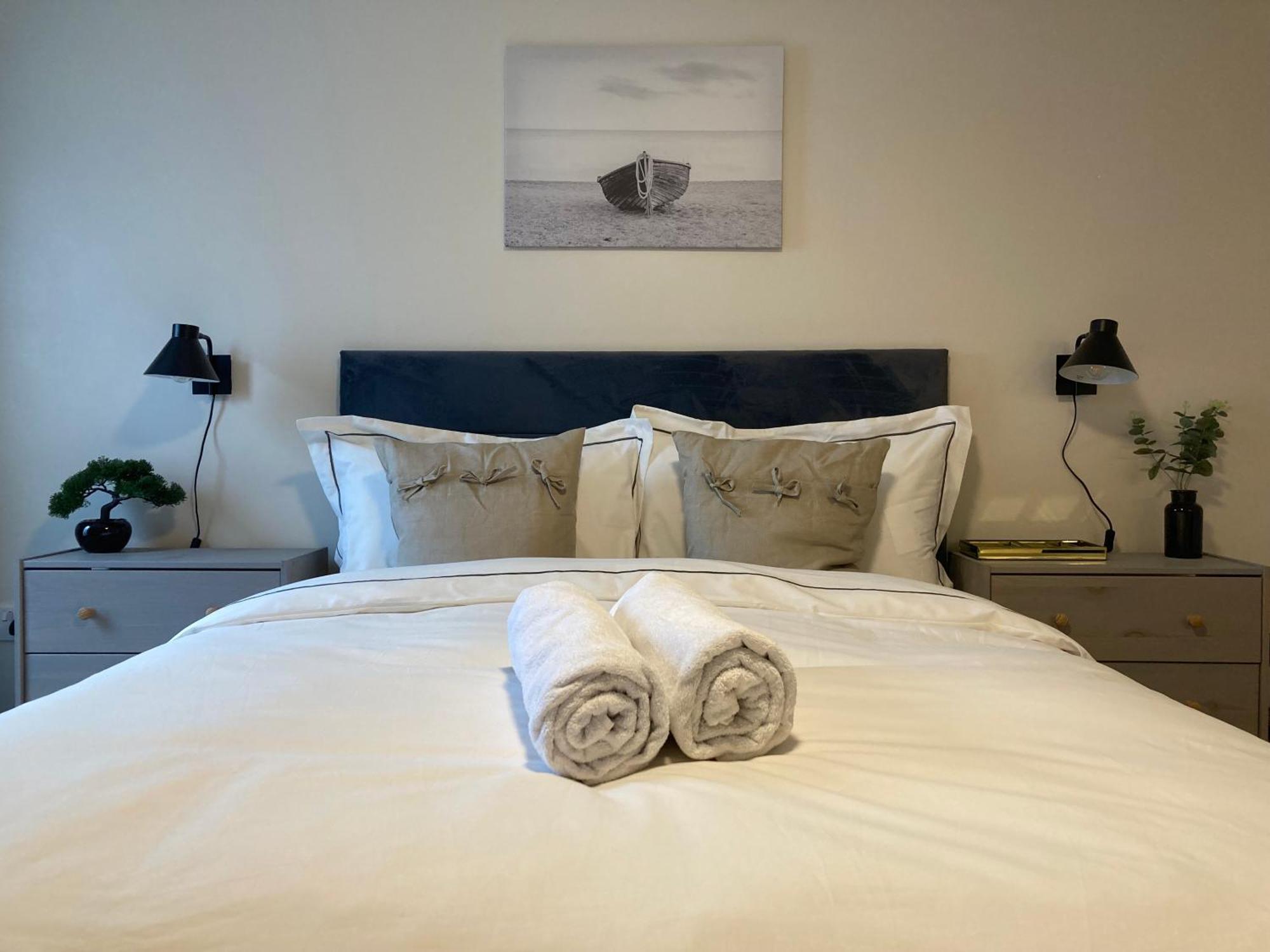 Smart 4K Tvs In All Bedrooms Double Vanity Sink Belfast Exterior foto